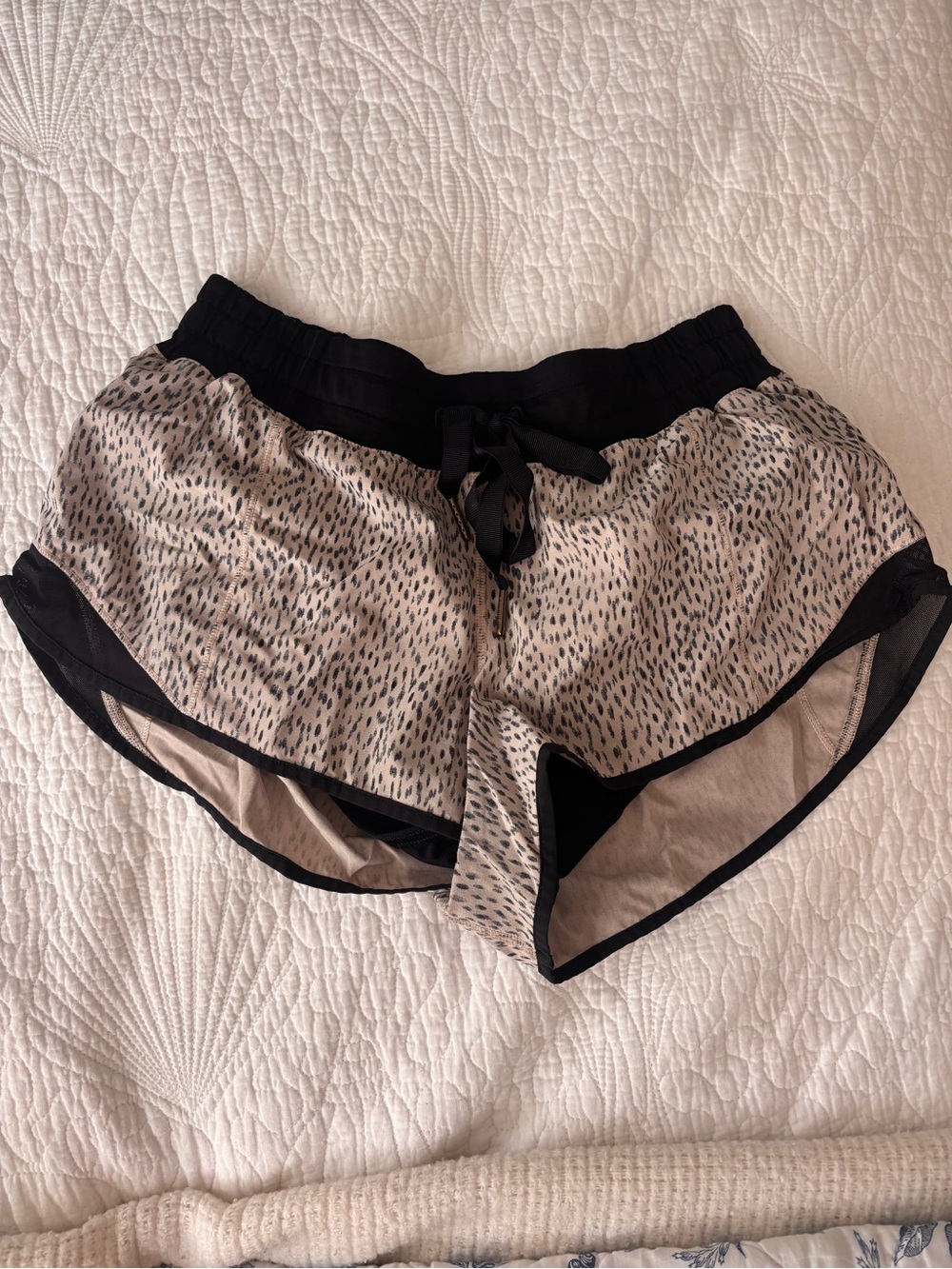 Lululemon Light Beige Printed Women’s Active Shorts with Black Trim 2.5in